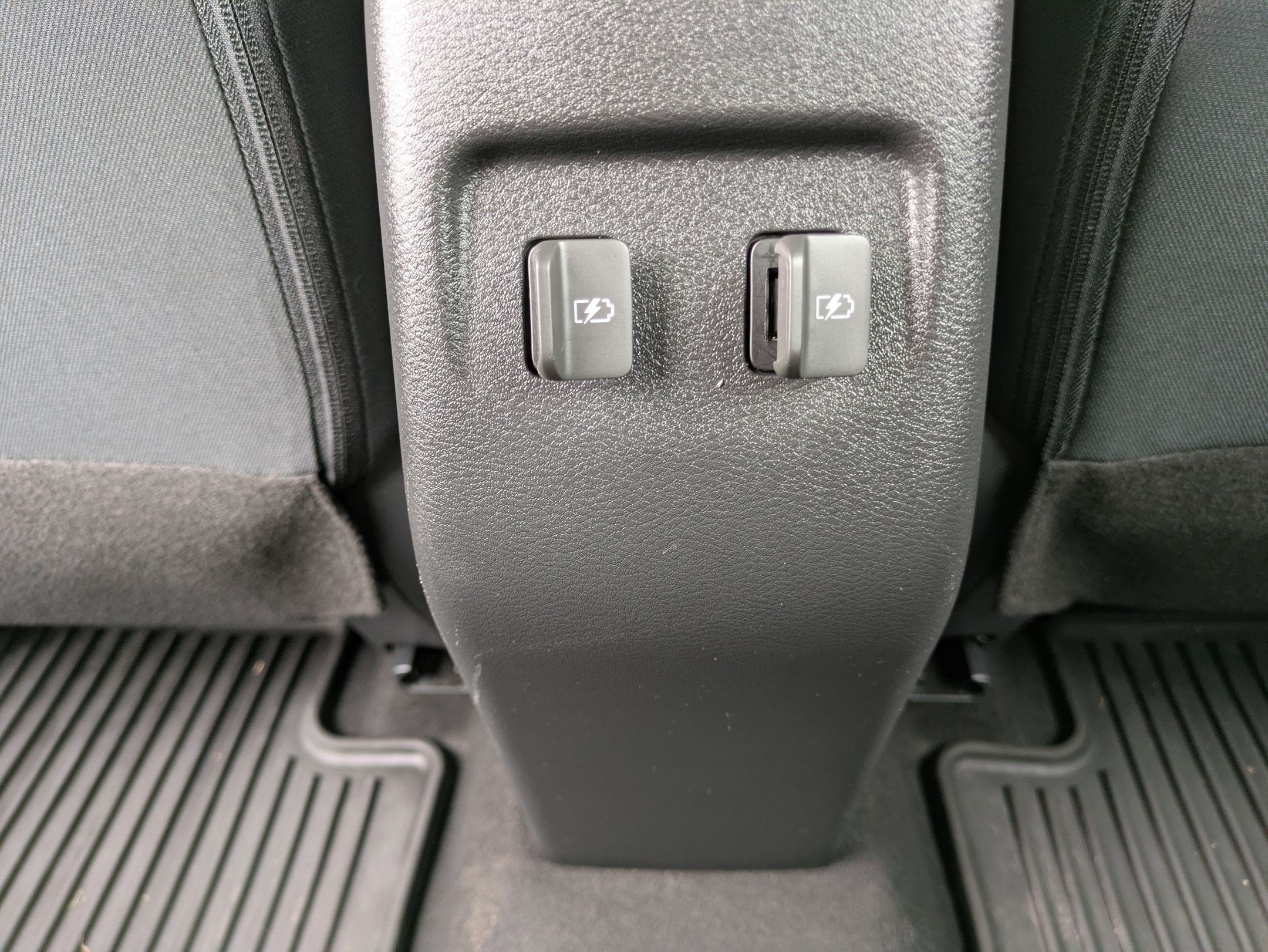 2022 Nissan Kicks SR