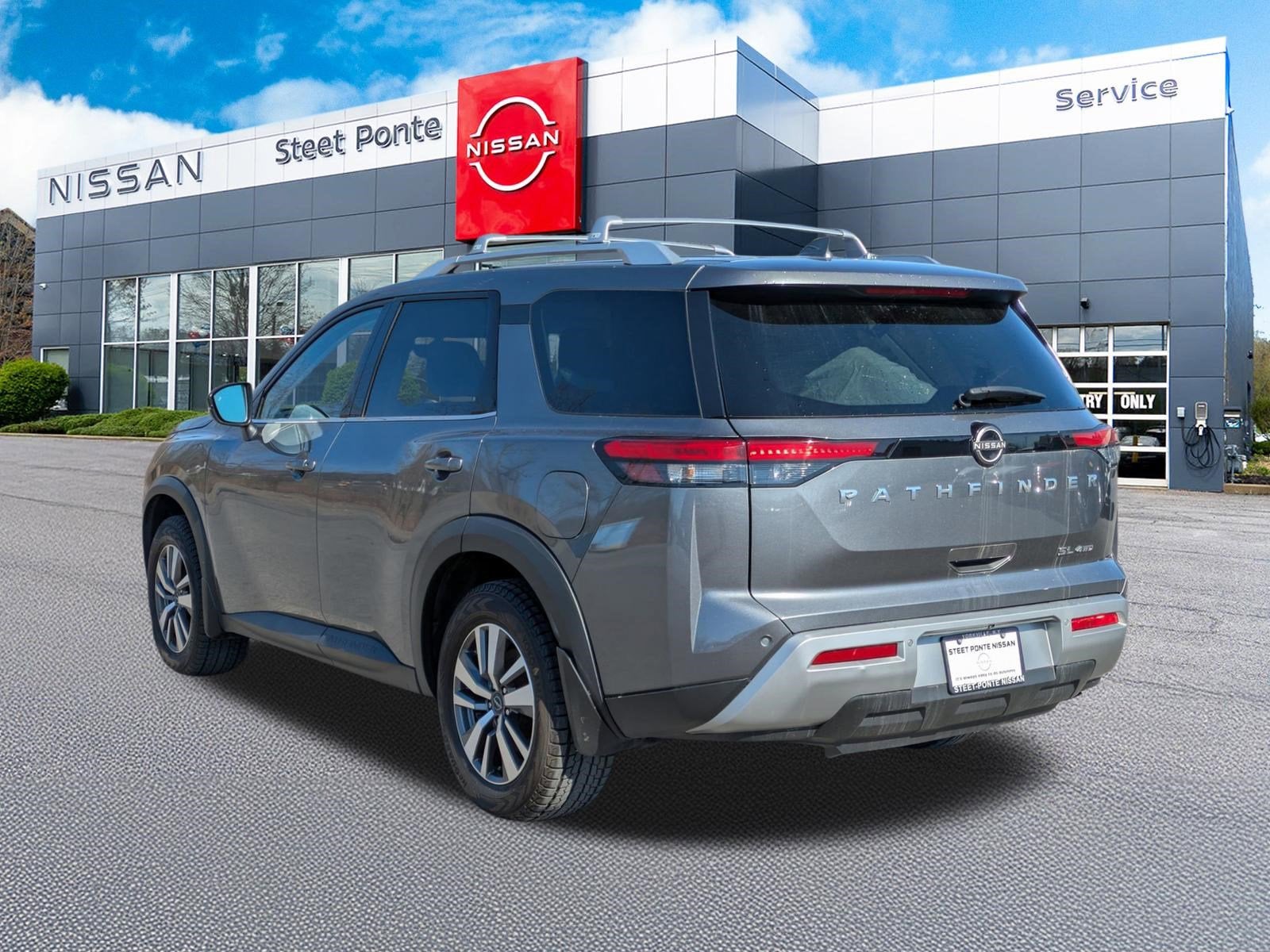 2023 Nissan Pathfinder SL