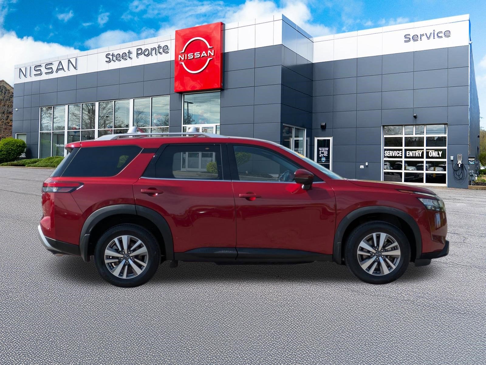 2022 Nissan Pathfinder SL