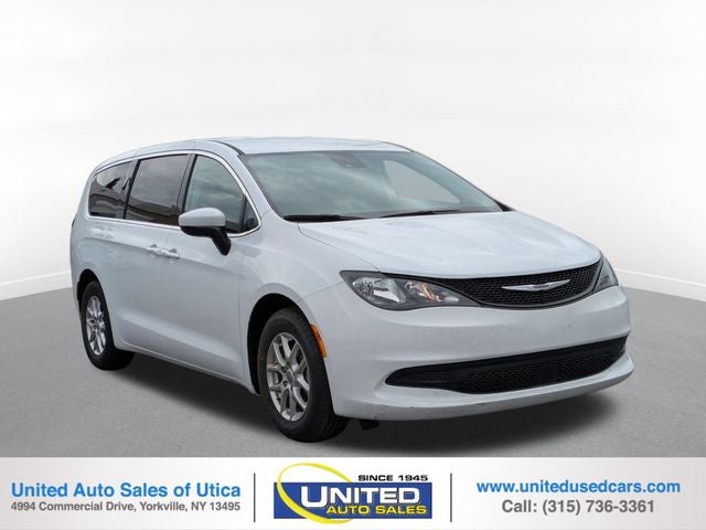 2023 Chrysler Voyager LX's photo