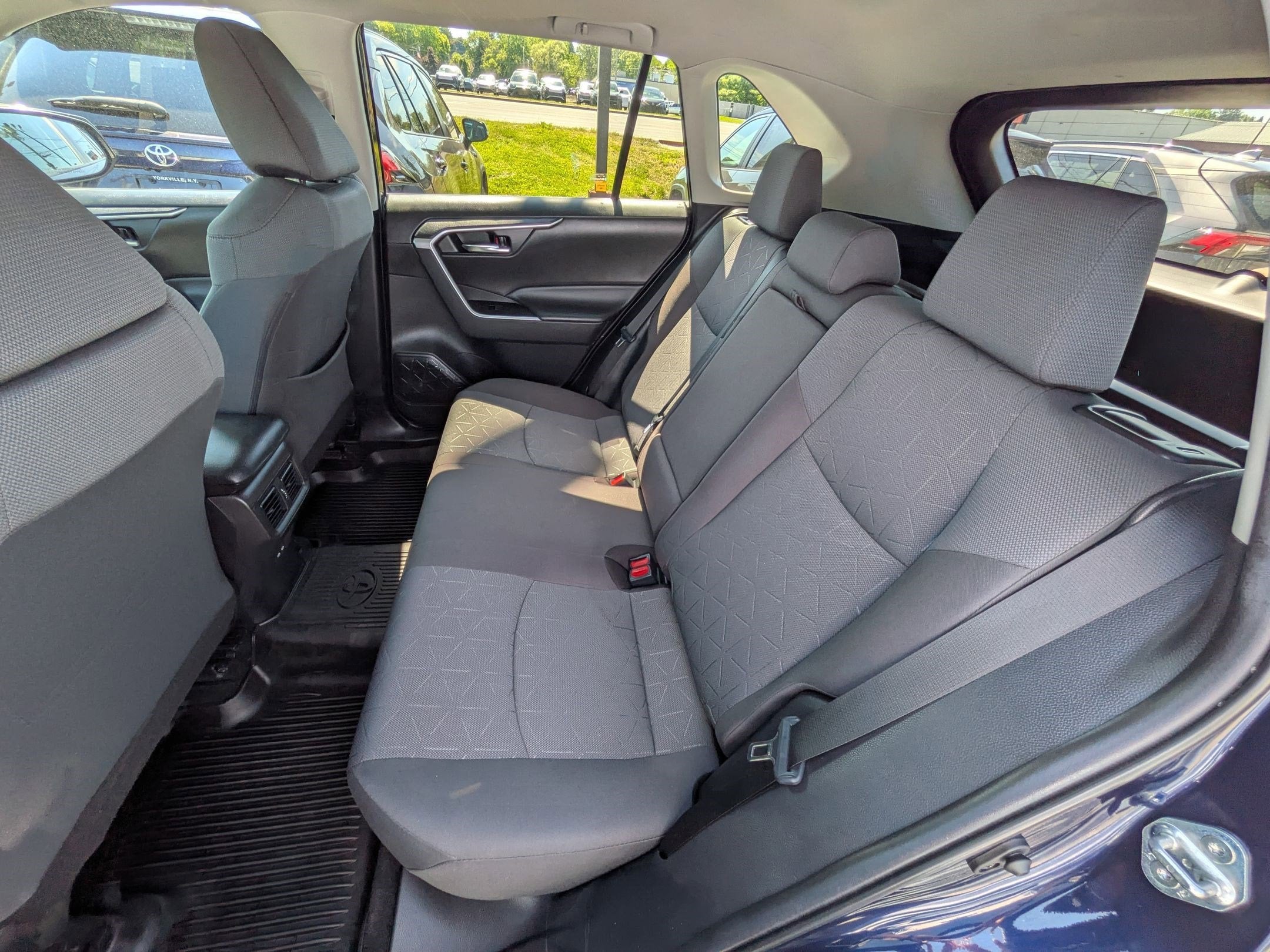 2022 Toyota RAV4 XLE w/ Convenience & Cold Weather Pkg