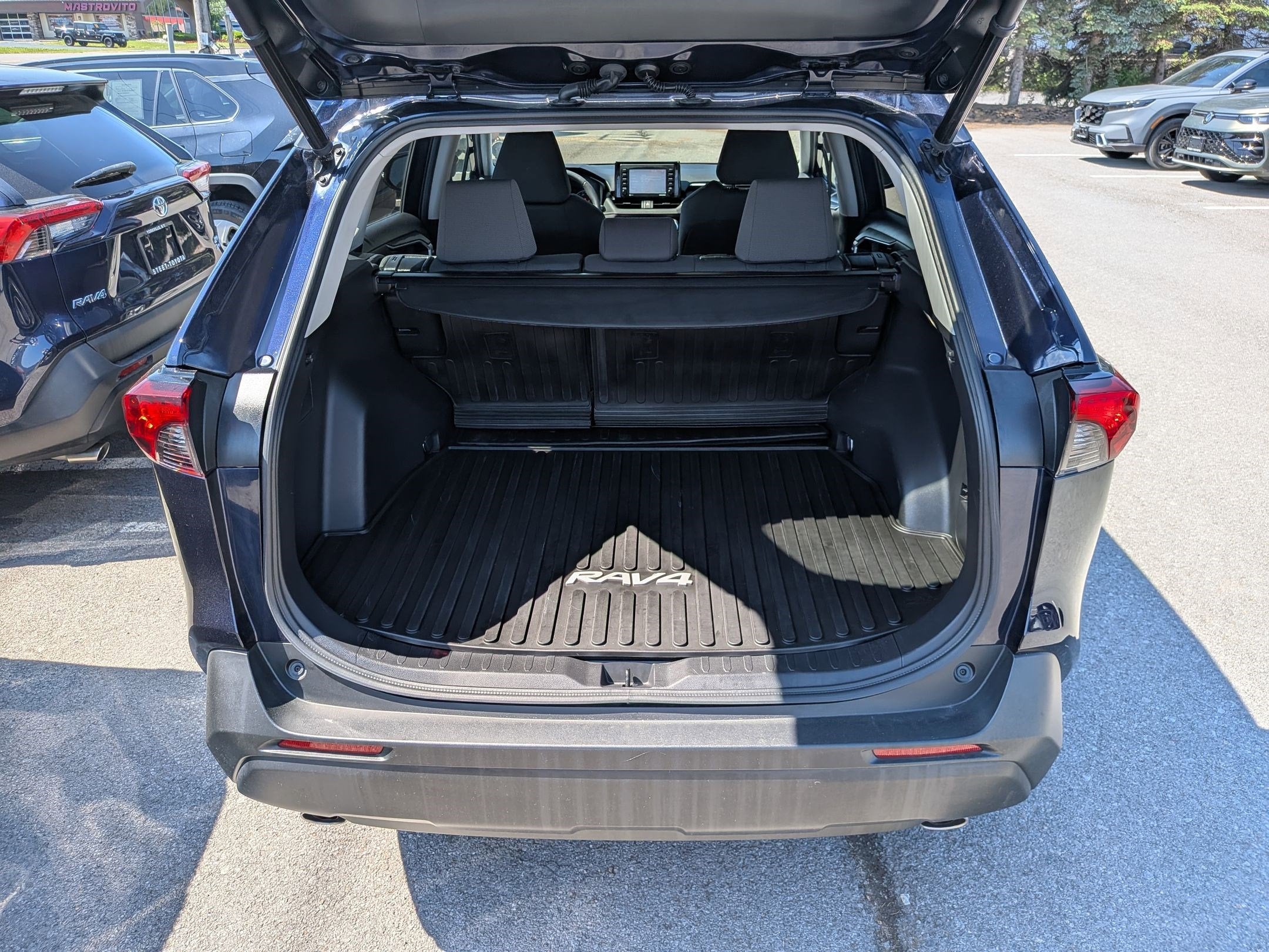 2022 Toyota RAV4 XLE w/ Convenience & Cold Weather Pkg