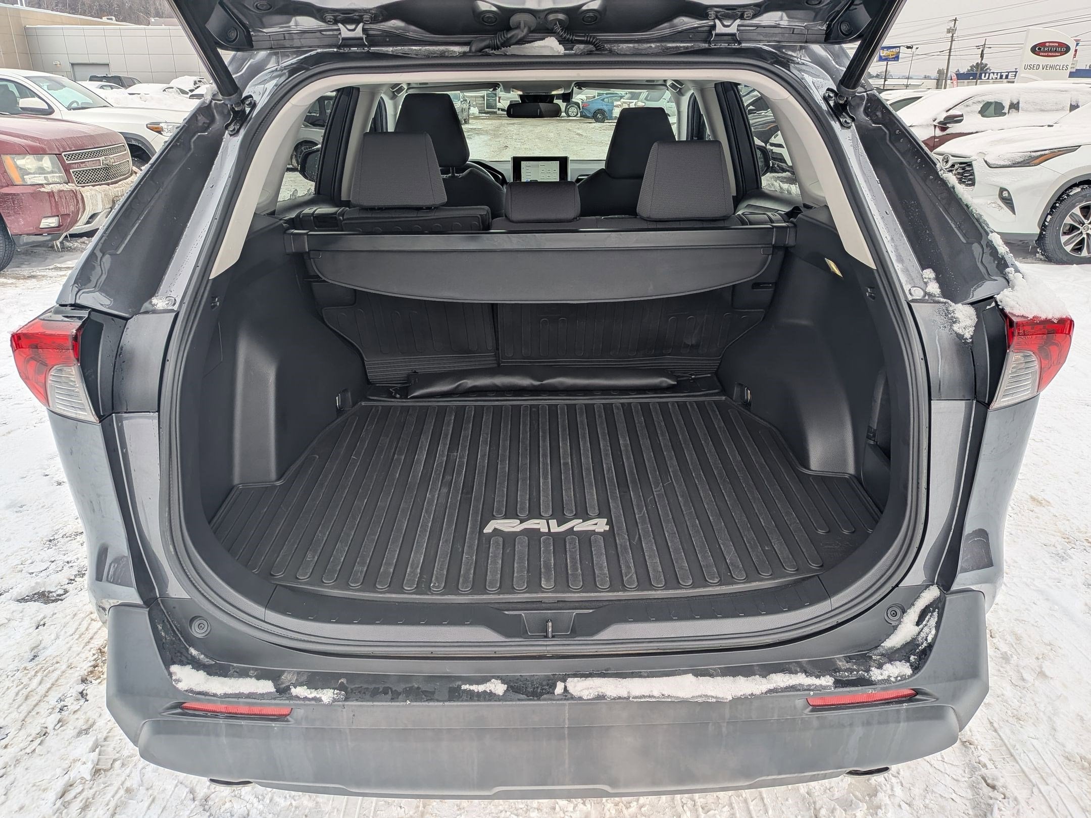 2023 Toyota RAV4 XLE w/ Convenience & Cold Weather Pkg