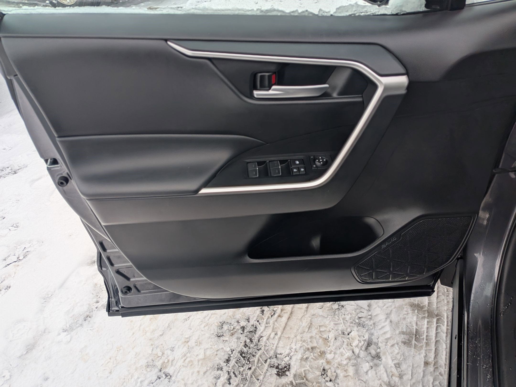 2023 Toyota RAV4 XLE w/ Convenience & Cold Weather Pkg