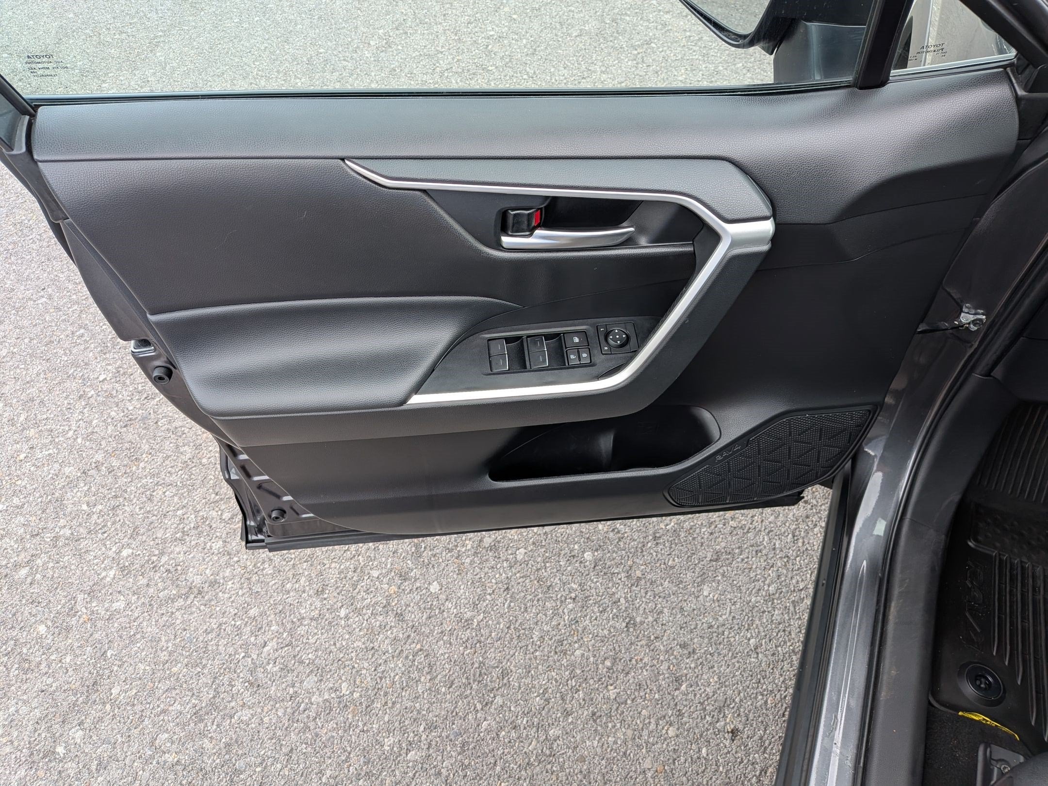 2023 Toyota RAV4 XLE w/ Convenience & Cold Weather Pkg