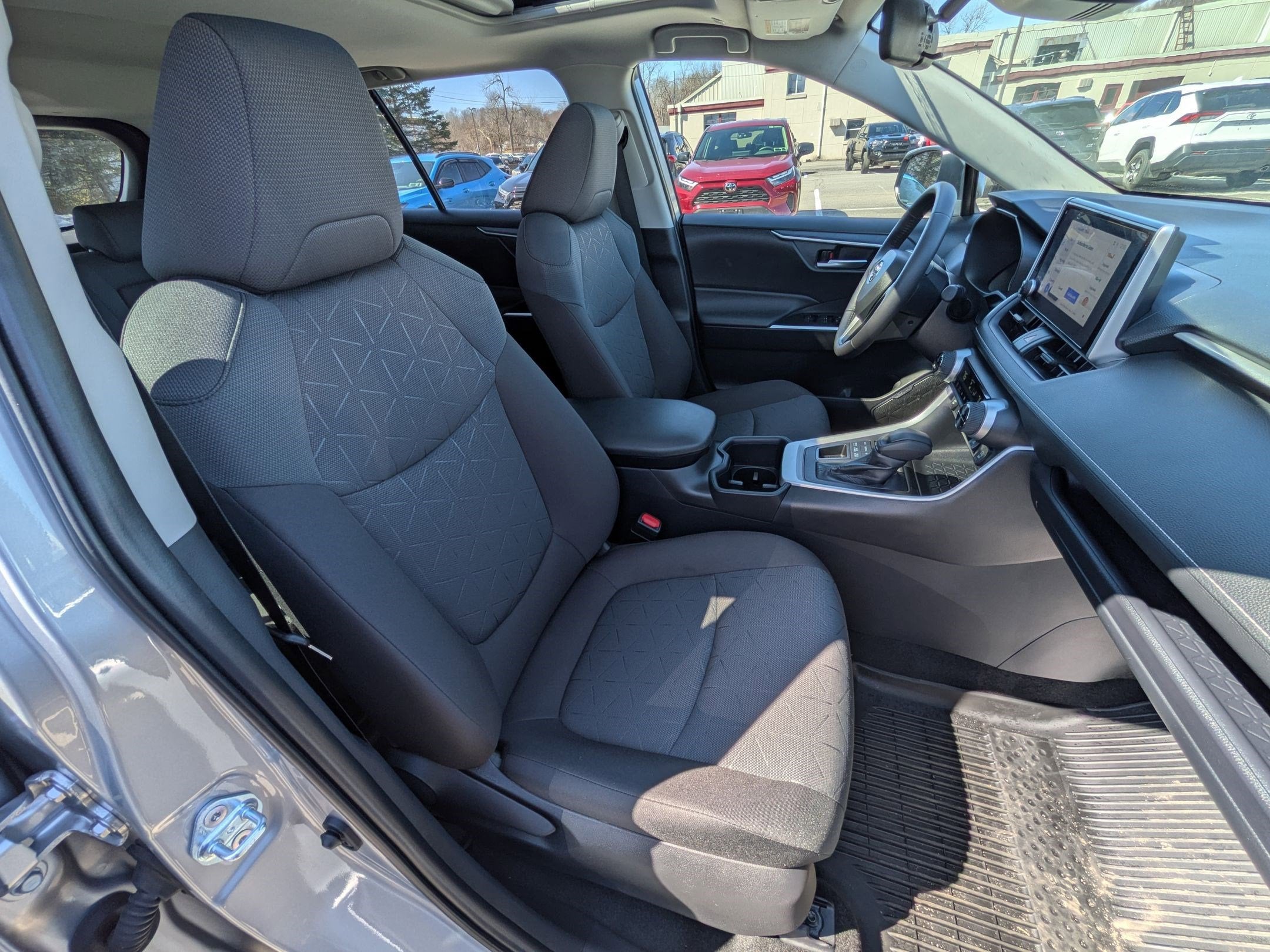 2025 Toyota RAV4 XLE w/ Convenience & Cold Weather Pkg