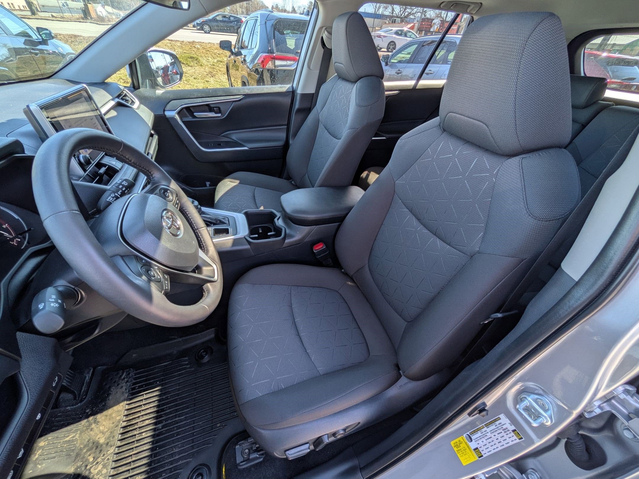 2025 Toyota RAV4 XLE w/ Convenience & Cold Weather Pkg