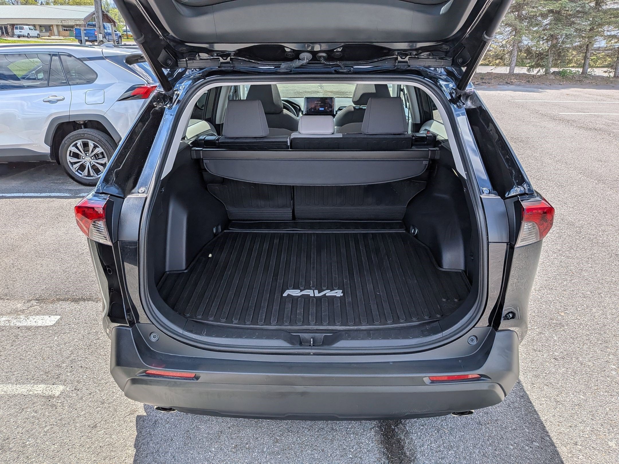 2023 Toyota RAV4 Hybrid XLE w/ Convenience & Cold Weather Pkg