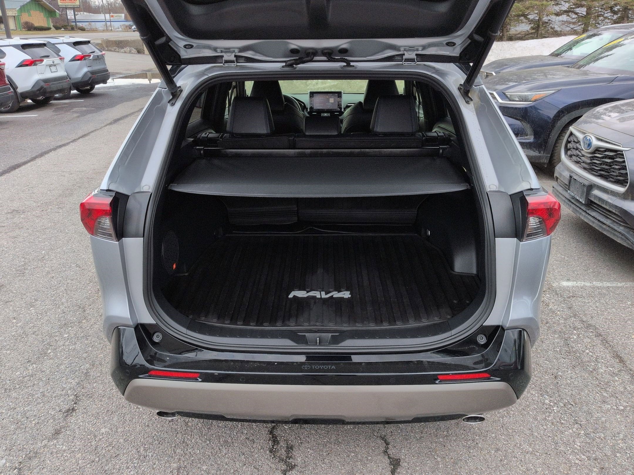 2022 Toyota RAV4 Hybrid XSE w/ Technology & Cold Weather Pkg